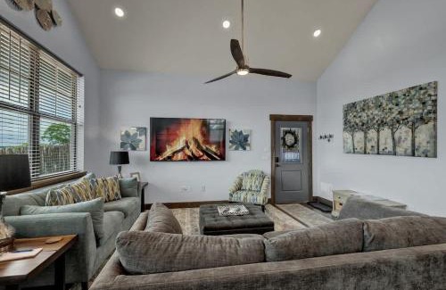 Fredericksburg Casa | West End Nest with Hot Tub!