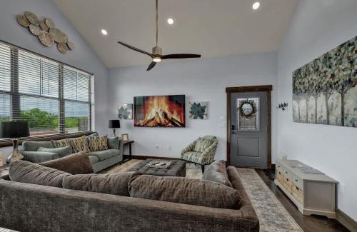 Fredericksburg Casa | West End Nest with Hot Tub!