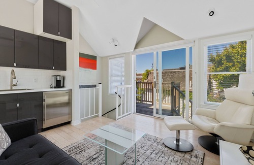 Provincetown Casa | West End Waterfront: acceso a la playa, vistas al agua, aire acondicionado central, estacionamiento privado