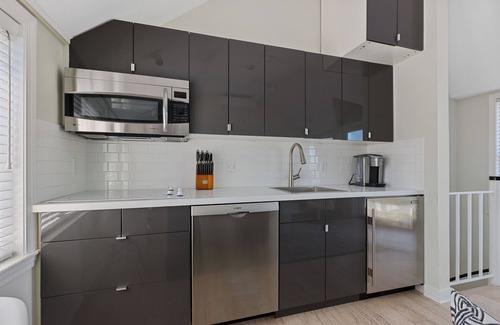 Provincetown Casa | West End Waterfront: acceso a la playa, vistas al agua, aire acondicionado central, estacionamiento privado
