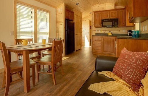 West Glacier Cabina | West Glacier Cabin Village