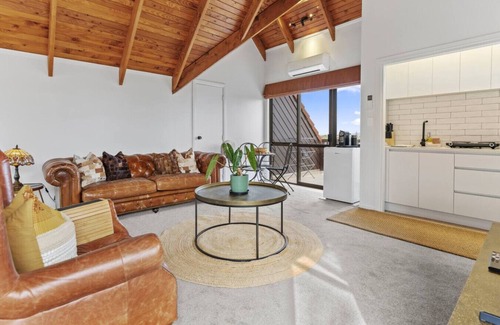 West Harbour Casa | West Harbour Modern Loft Studio with Iconic Skyline