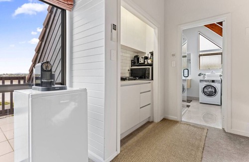 West Harbour Casa | West Harbour Modern Loft Studio with Iconic Skyline
