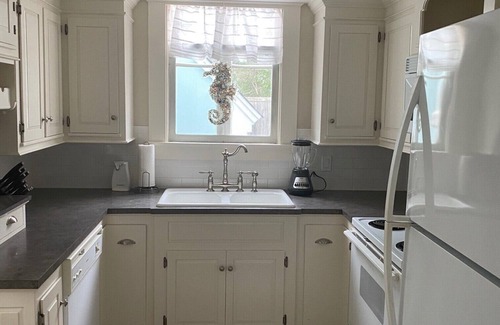 West Harwich Casa | West Harwich- Cozy Cape House walking distance to Dennis Port & Bell's Neck path