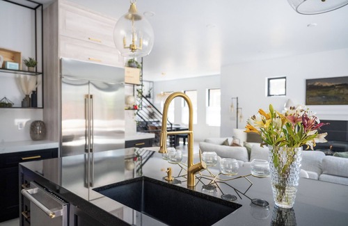 West Highland Casa | West Highlands 4 br/4.5 ba Modern Retreat with Mountain Views