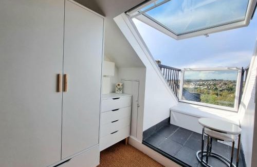 Hastings Apartamento | West Hill Retreat Seaview Balcony Self Catered Loft Studio & Free Offstreet Parking