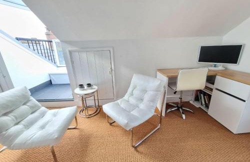 Hastings Apartamento | West Hill Retreat Seaview Balcony Self Catered Loft Studio & Free Offstreet Parking