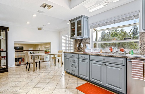 Canoga Park Casa | West Hills modern luxury home with private pool and hot tub, central AC, and W/D