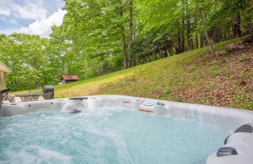 West Jefferson Casa | West Jefferson 3Bd- Hot Tub, Dogs Welcome, Fire Pit & More