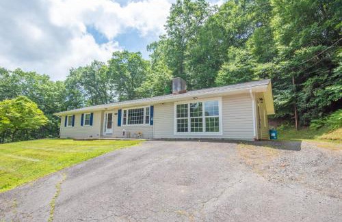 West Jefferson Casa | West Jefferson 3Bd- Hot Tub, Dogs Welcome, Fire Pit & More