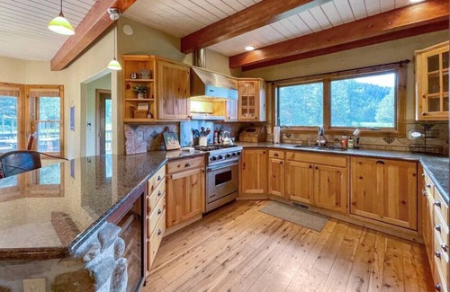 Tamarack Resort Apartamento | Stunning Cabin on 27 Forested Acres- w/ Hot Tub