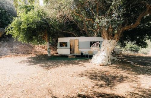 Sfinari Otro | West nest caravan