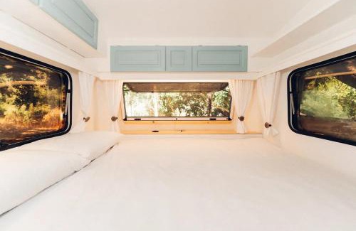 Sfinari Otro | West nest caravan