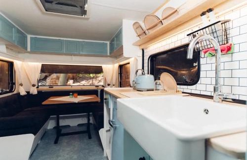 Sfinari Otro | West nest caravan