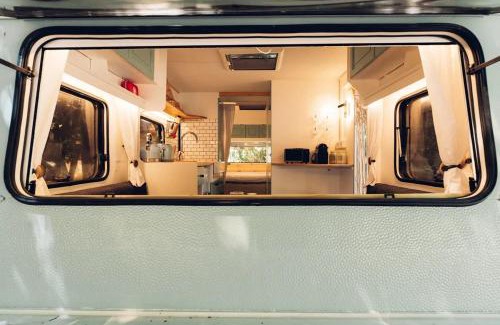 Sfinari Otro | West nest caravan