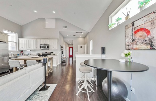 Prescott Condominio | West Oakland 3br/2ba top floor flat ideal for business or family travel