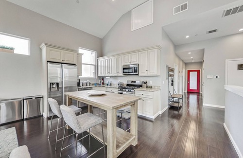 Prescott Condominio | West Oakland 3br/2ba top floor flat ideal for business or family travel