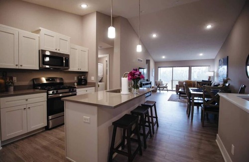 West Omaha Casa | West Omaha Townhouse with GYM, Shopping, King Bed