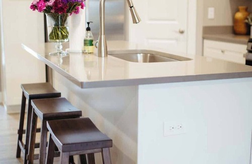West Omaha Casa | West Omaha Townhouse with GYM, Shopping, King Bed