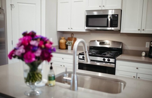 West Omaha Casa | West Omaha Townhouse with GYM, Shopping, King Bed