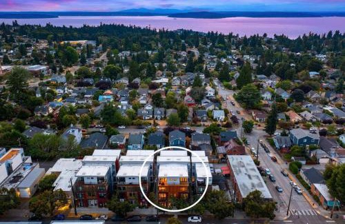 North Admiral Casa | West Seattle's Modern Townhome