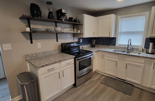 Evansville Casa | West Side Cottage - Cute 2 bed/1 bath, great for extended stays in Evansville!