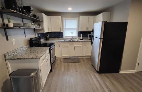 Evansville Casa | West Side Cottage - Cute 2 bed/1 bath, great for extended stays in Evansville!