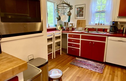 Vineyard Haven Casa | West Tisbury home Walk to Beach and Pond