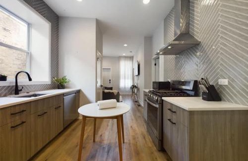 West Town Apartamento | West Town 2BR with In-Unit Laundry and Onsite Parking