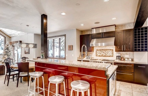 Highland Meadows Casa | West Vail Retreat | Hot Tub & Free Village Parking | 5 Mins to Mountain