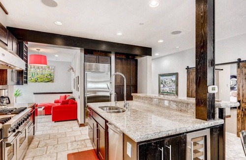 Highland Meadows Casa | West Vail Retreat | Hot Tub & Free Village Parking | 5 Mins to Mountain