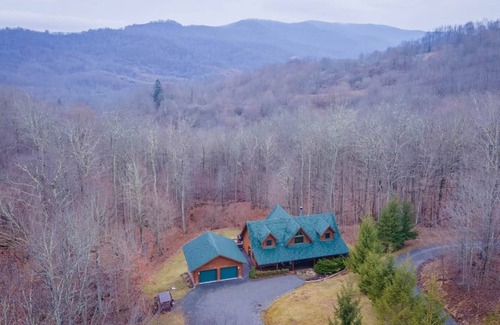 Mace Cabina | West Virginia Luxury Cabin, near Snowshoe, in Beautiful Sunset Mountain Village