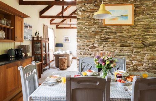 Kingsbridge Cabaña | West Wing - a cottage that sleeps 6 guests in 3 bedrooms