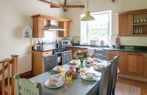 Kingsbridge Cabaña | West Wing - a cottage that sleeps 6 guests in 3 bedrooms