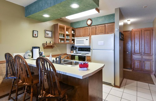 Notch Estates Condominio | Westcreek Lodge @ Notch-vaulted Ceilings, 2 Pools, Private Lake, 1 Mile to Sdc!