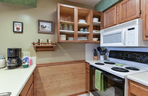 Notch Estates Condominio | Westcreek Lodge @ Notch-vaulted Ceilings, 2 Pools, Private Lake, 1 Mile to Sdc!