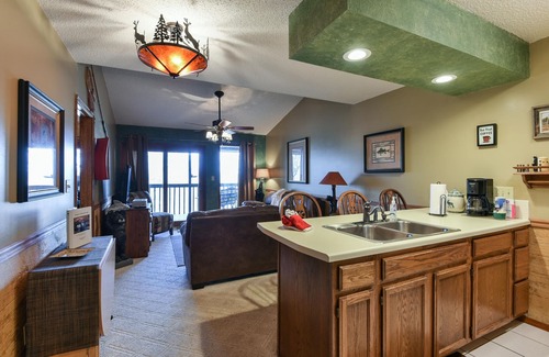 Notch Estates Condominio | Westcreek Lodge @ Notch-vaulted Ceilings, 2 Pools, Private Lake, 1 Mile to Sdc!