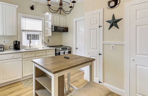 Westerly Apartamento | Westerly Apt Steps From Downtown + Beaches Nearby