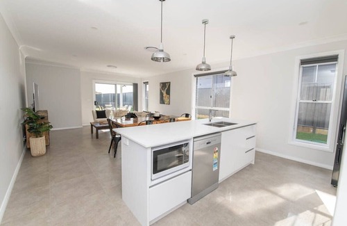 Borenore Casa | Westerly Drive - Brand New Home, Modern, Sleeps 8