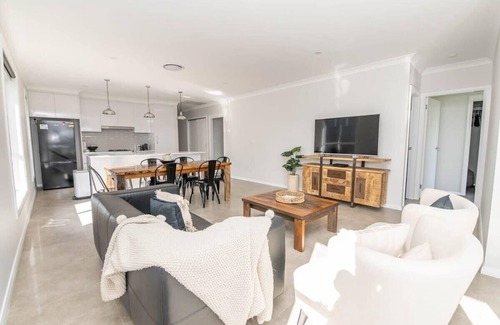 Borenore Casa | Westerly Drive - Brand New Home, Modern, Sleeps 8