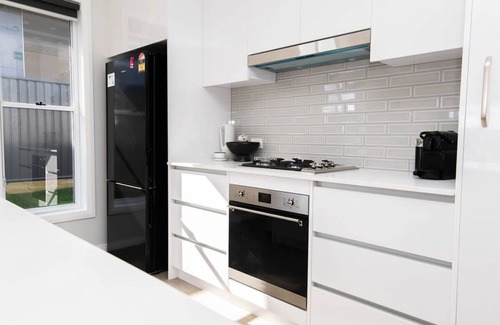 Borenore Casa | Westerly Drive - Brand New Home, Modern, Sleeps 8