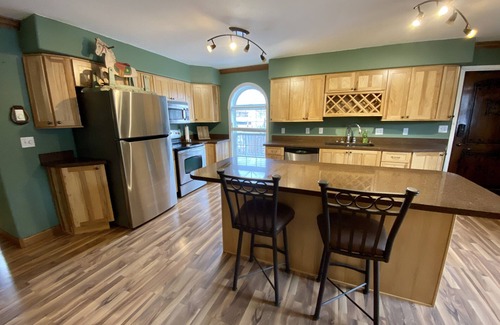 Gillette Casa | Western Carriage House Studio Suite- Western themed retreat- Full Kitchen & Bath