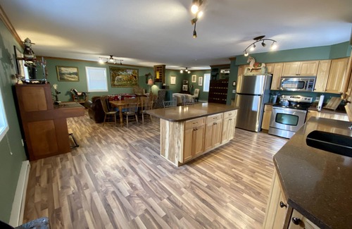 Gillette Casa | Western Carriage House Studio Suite- Western themed retreat- Full Kitchen & Bath