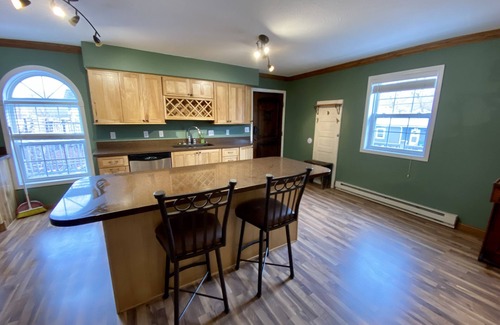 Gillette Casa | Western Carriage House Studio Suite- Western themed retreat- Full Kitchen & Bath