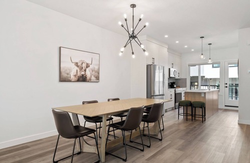 Sage Hill Casa | Western Chic Retreat 3BR w/ 3 Ensuites, Prkg, AC