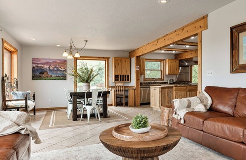 Eagle Nest Casa | Western Ranch for Weddings, Retreats, Reunions. Two lodging units on 40 acres.
