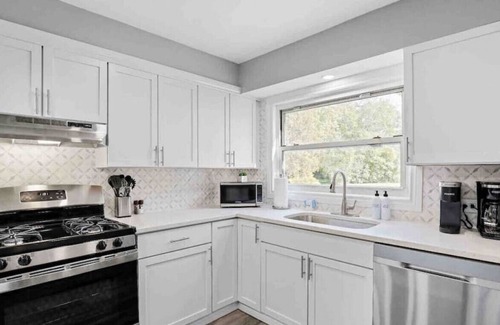Highland Hills Casa | Western Suburban Wonder- Near Oakbrook