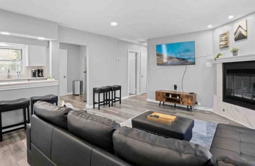 Highland Hills Casa | Western Suburban Wonder- Near Oakbrook