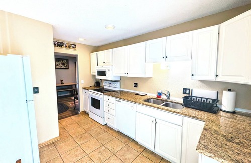 Des Moines Casa | Western themed 5 bedrooms 2 full baths. Walking distance to Iowa State Fair