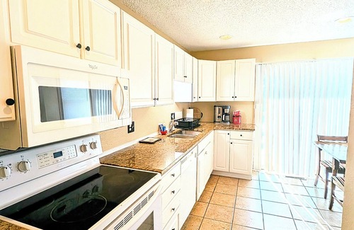 Des Moines Casa | Western themed 5 bedrooms 2 full baths. Walking distance to Iowa State Fair